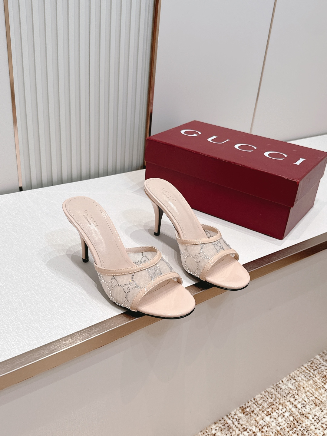 NO:818609,Out of Gucci 2026 Spring and Summer New Style Horsebit Metal Buckle High-heeled Slippers Classic flip-flop design, thick heel structure, very comfortable for daily wear or leisure. Can be easily used for commuting and vacation~ Retro style, versatile skirts, jeans, easily enhance the sense of style, it is a practical and fashionable fashion item!  Rhinestone mesh surface, sheepskin lining, genuine leather outsole Size 35-39 (34.40.41.42 custom-made, non-refundable), high heels and slippers, gucci, gucci, high heels, slippers, skirts, jeans, sheepskin, Leather soles19860909出 Gucci古驰 2026春夏新款 马衔金属扣 高跟拖鞋 经典一字拖设计,粗跟结构,日常外穿或休闲都很舒适.通勤、度假都能轻松驾驭～ 复古风格,百搭裙装、牛仔裤,轻松提升造型感,是实用又时髦的时尚单品！ 水钻网纱面 羊皮内里 真皮大底 Size 35-39（34.40.41.42定做不退换）,高跟鞋拖鞋,gucci,gucci,high heels,slippers,skirts,jeans,sheepskin,Leather soles,Women's Shoes