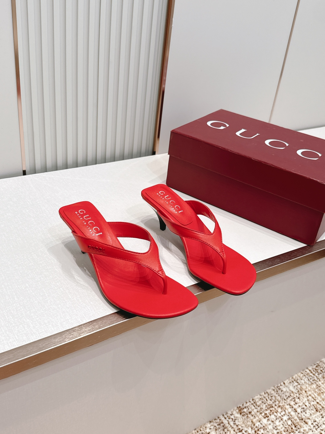 Gucci古驰 2026春夏新款  高跟人字拖鞋​​ 经典人字拖设计，粗跟结构，日常外穿或休闲都很舒适。