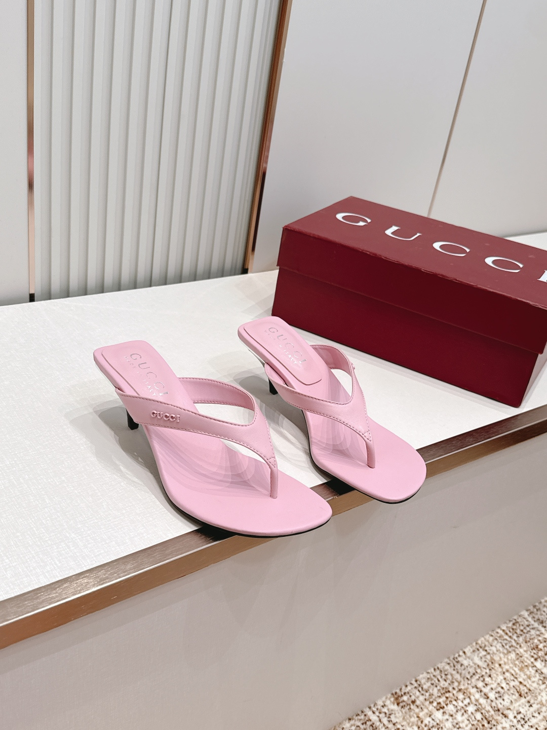 NO:818581,Gucci 2026 spring and summer new high-heeled flip-flops. Classic flip-flop design and thick heel structure. They are very comfortable for daily wear or leisure. They can be easily used for commuting and vacation~ Retro style, versatile skirts and jeans, easy to enhance the sense of style, it is a practical and fashionable fashion item!  Cowhide surface, sheepskin lining, genuine leather outsole Size 35-39 (34.40.41.42 customized, non-returnable), split-toe shoes, gucci, gucci, slippers, skirts, jeans, cowhide, sheepskin, Leather soles19860909出 Gucci古驰 2026春夏新款 高跟人字拖鞋 经典人字拖设计,粗跟结构,日常外穿或休闲都很舒适.通勤、度假都能轻松驾驭～ 复古风格,百搭裙装、牛仔裤,轻松提升造型感,是实用又时髦的时尚单品！ 牛皮面 羊皮内里 真皮大底 Size 35-39（34.40.41.42定做不退换）,分趾鞋,gucci,gucci,slippers,skirts,jeans,cowhide,sheepskin,Leather soles,Women's Shoes