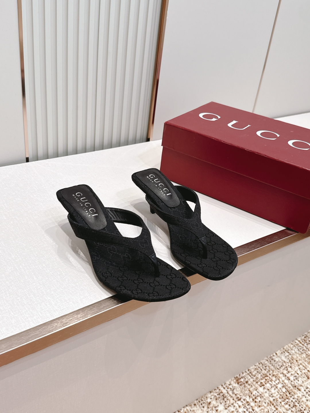 Gucci古驰 2026春夏新款  高跟人字拖鞋​​ 经典人字拖设计，粗跟结构，日常外穿或休闲都很舒适。