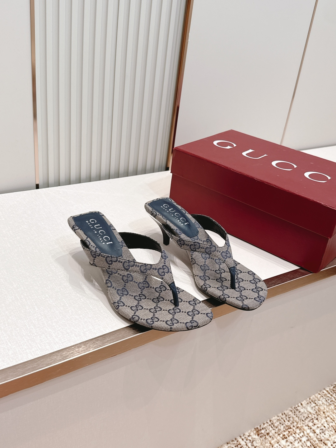 NO:818590,Gucci 2026 spring and summer new high-heeled flip-flops. Classic flip-flop design and thick heel structure. They are very comfortable for daily wear or leisure. They can be easily used for commuting and vacation~ Retro style, versatile skirts and jeans, easy to enhance the sense of style, it is a practical and fashionable fashion item!  Presbyopia leather outsole Size 35-39 (34.40.41.42 customized and non-returnable), split-toe shoes, gucci, gucci, slippers, skirts, jeans, Leather soles19860909出 Gucci古驰 2026春夏新款 高跟人字拖鞋 经典人字拖设计,粗跟结构,日常外穿或休闲都很舒适.通勤、度假都能轻松驾驭～ 复古风格,百搭裙装、牛仔裤,轻松提升造型感,是实用又时髦的时尚单品！ 老花皮 真皮大底 Size 35-39（34.40.41.42定做不退换）,分趾鞋,gucci,gucci,slippers,skirts,jeans,Leather soles,Women's Shoes