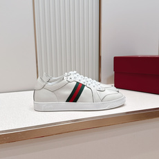 情侣款 Gucci 古驰 26新Stretch系列小白鞋 复古做旧休闲板鞋经典配色:红绿织带+复古做旧鞋 情侣款 Gucci 古驰 26新Stretch系列小白鞋 复古做旧休闲板鞋经典配色:红绿织带+复古做旧鞋