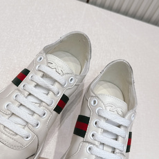 情侣款 Gucci 古驰 26新Stretch系列小白鞋 复古做旧休闲板鞋经典配色:红绿织带+复古做旧鞋 情侣款 Gucci 古驰 26新Stretch系列小白鞋 复古做旧休闲板鞋经典配色:红绿织带+复古做旧鞋