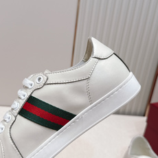 情侣款 Gucci 古驰 26新Stretch系列小白鞋 复古做旧休闲板鞋经典配色:红绿织带+复古做旧鞋 情侣款 Gucci 古驰 26新Stretch系列小白鞋 复古做旧休闲板鞋经典配色:红绿织带+复古做旧鞋