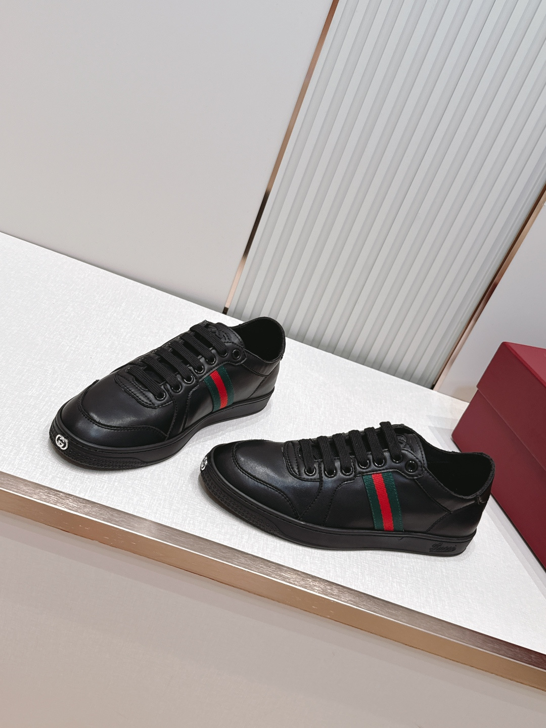 情侣款 Gucci 古驰 26新Stretch系列小白鞋 复古做旧休闲板鞋经典配色:红绿织带+复古做旧鞋 情侣款 Gucci 古驰 26新Stretch系列小白鞋 复古做旧休闲板鞋经典配色:红绿织带+复古做旧鞋