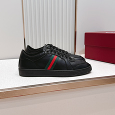 情侣款 Gucci 古驰 26新Stretch系列小白鞋 复古做旧休闲板鞋经典配色:红绿织带+复古做旧鞋 情侣款 Gucci 古驰 26新Stretch系列小白鞋 复古做旧休闲板鞋经典配色:红绿织带+复古做旧鞋
