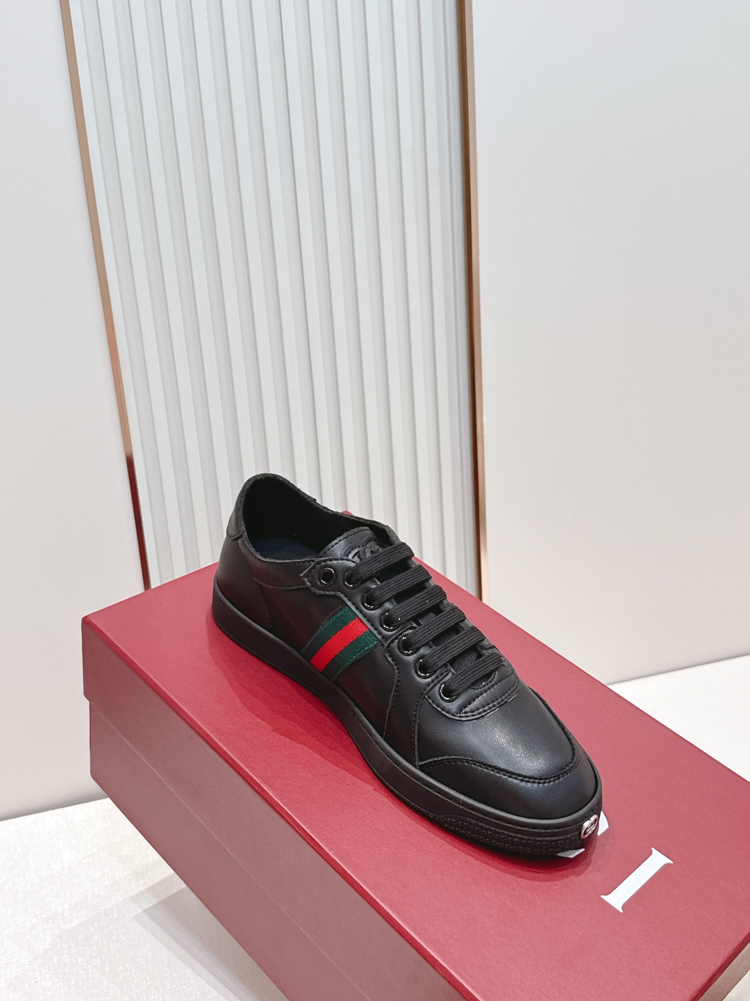 情侣款 Gucci 古驰 26新Stretch系列小白鞋 复古做旧休闲板鞋经典配色:红绿织带+复古做旧鞋 情侣款 Gucci 古驰 26新Stretch系列小白鞋 复古做旧休闲板鞋经典配色:红绿织带+复古做旧鞋