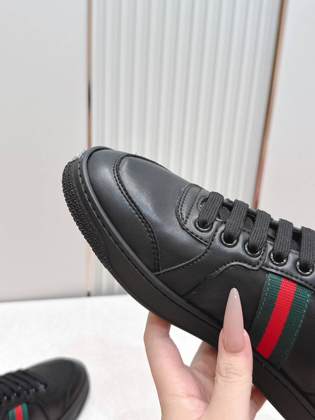 情侣款 Gucci 古驰 26新Stretch系列小白鞋 复古做旧休闲板鞋经典配色:红绿织带+复古做旧鞋 情侣款 Gucci 古驰 26新Stretch系列小白鞋 复古做旧休闲板鞋经典配色:红绿织带+复古做旧鞋