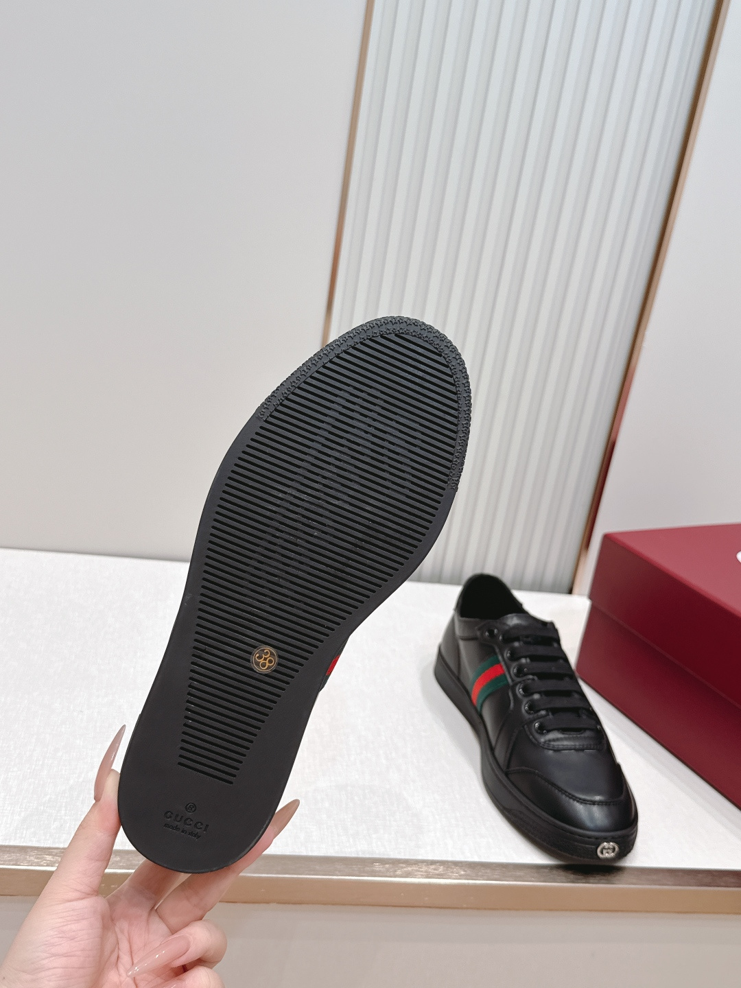 情侣款 Gucci 古驰 26新Stretch系列小白鞋 复古做旧休闲板鞋经典配色:红绿织带+复古做旧鞋 情侣款 Gucci 古驰 26新Stretch系列小白鞋 复古做旧休闲板鞋经典配色:红绿织带+复古做旧鞋