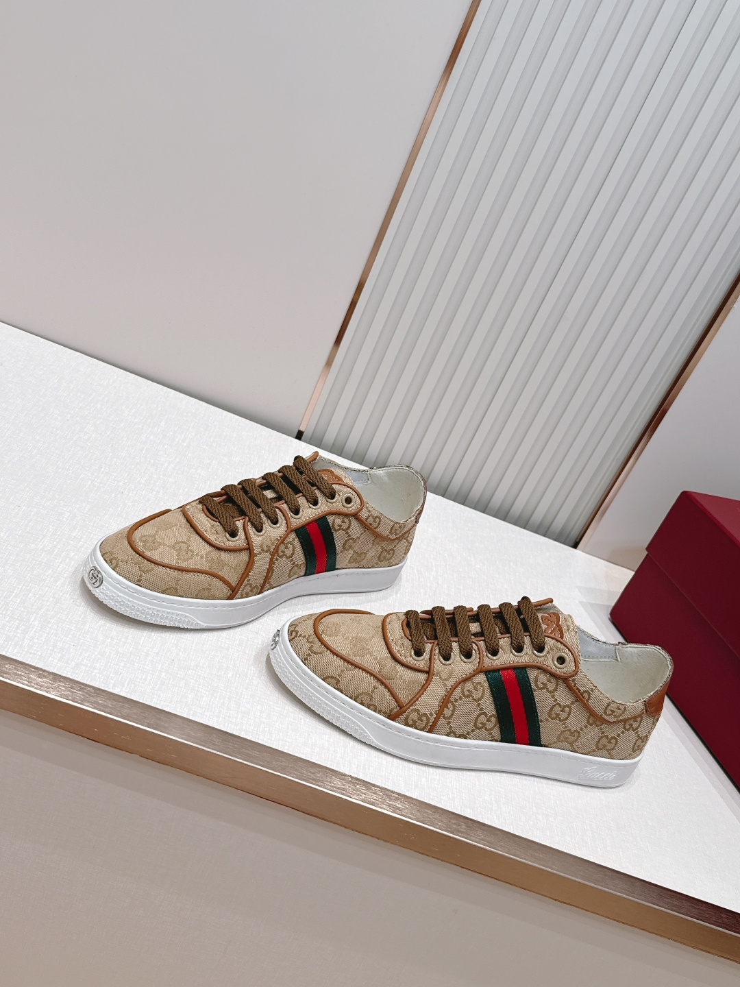 情侣款 Gucci 古驰 26新Stretch系列小白鞋 复古做旧休闲板鞋经典配色:红绿织带+复古做旧鞋 情侣款 Gucci 古驰 26新Stretch系列小白鞋 复古做旧休闲板鞋经典配色:红绿织带+复古做旧鞋
