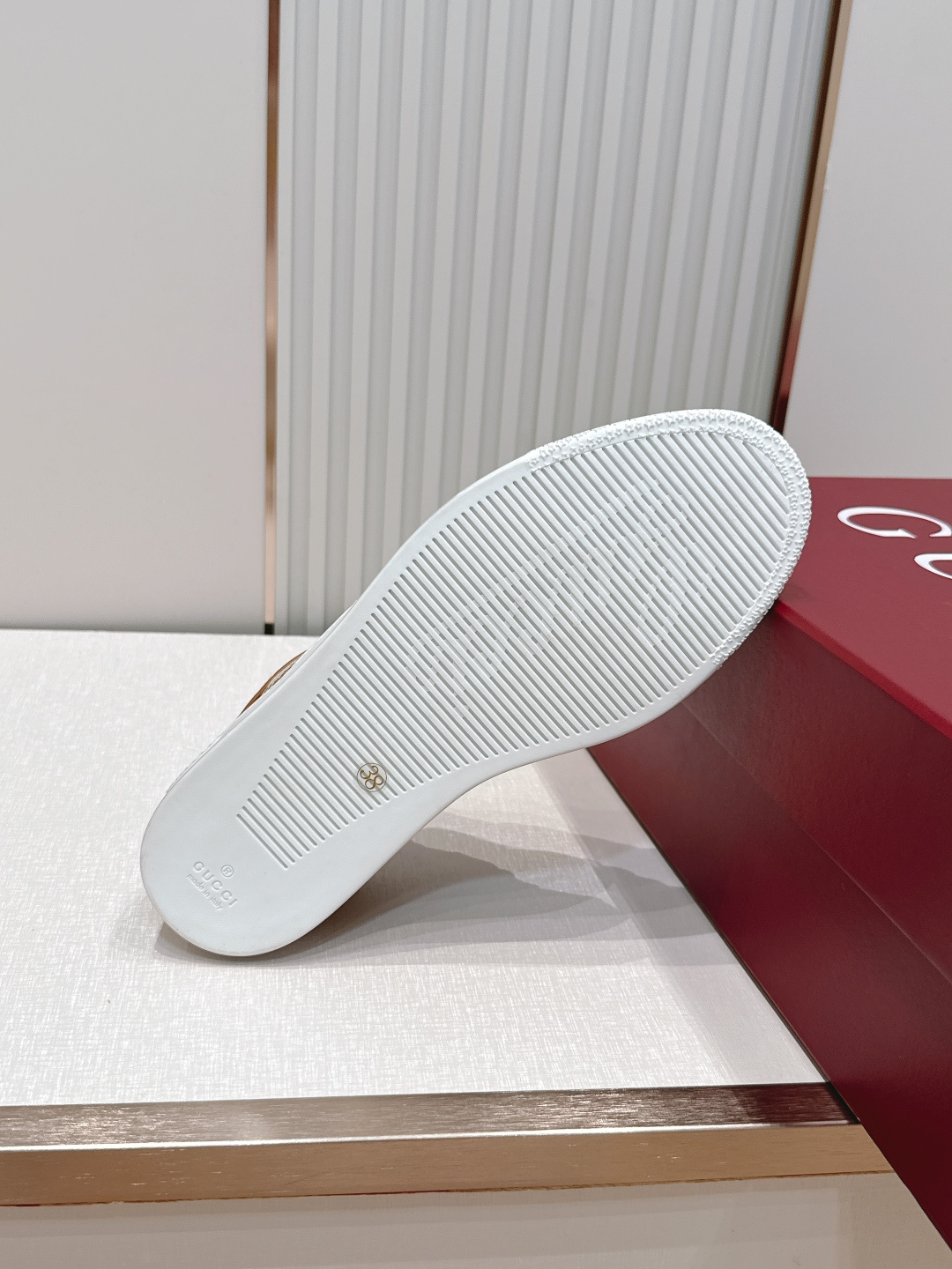 情侣款 Gucci 古驰 26新Stretch系列小白鞋 复古做旧休闲板鞋经典配色:红绿织带+复古做旧鞋 情侣款 Gucci 古驰 26新Stretch系列小白鞋 复古做旧休闲板鞋经典配色:红绿织带+复古做旧鞋