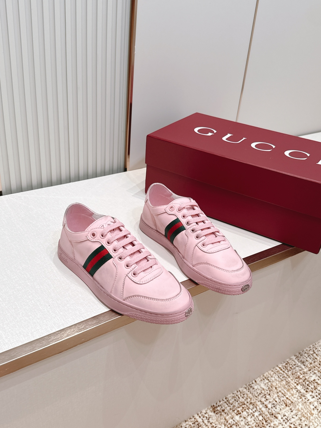 NO:818562,Couple model Gucci Gucci 26 new Stretch series white shoes, retro distressed casual sneakers, classic red and green color webbing + retro distressed shoe edges, with a relaxed and high-end feel. The versatile king is paired with presbyopic pants to complete the Gucci style. It can also be stylish and casual with jeans. The feet feel comfortable and soft, and you will not be tired after walking for a day. Cowhide surface, sheepskin lining, original TPU outsole  Female: 35-40 Male 39-45, casual shoes/sports shoes, gucci, gucci, sneakers, jeans, cowhide, sheepskin19860909情侣款 Gucci 古驰 26新Stretch系列小白鞋 复古做旧休闲板鞋 经典配色红绿织带+复古做旧鞋边,自带松弛高级感 百搭王者配同老花裤是整套Gucci风,配牛仔裤也能秒变时髦休闲风 脚感舒适软乎乎的 走一天也不累脚 牛皮面 羊皮内里 原版tpu大底 女:35-40男39-45,休闲鞋/运动鞋,gucci,gucci,sneakers,jeans,cowhide,sheepskin,Women's Shoes