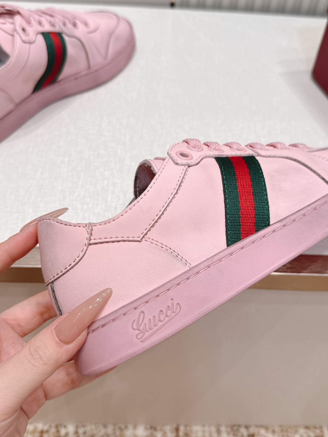 情侣款 Gucci 古驰 26新Stretch系列小白鞋 复古做旧休闲板鞋经典配色:红绿织带+复古做旧鞋 情侣款 Gucci 古驰 26新Stretch系列小白鞋 复古做旧休闲板鞋经典配色:红绿织带+复古做旧鞋