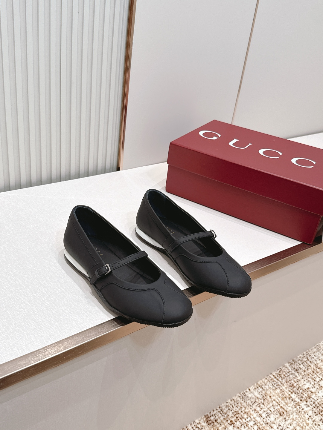 NO:819542,Top version of Gucci Gucci 26 new single shoes Mary Jane ballet shoes, versatile last shape and slim feet yyds. Three-dimensional and full shape, comfortable on the feet, full of aura, and original material design style. The leather surface is high-end and elegant, and the details are perfect and trendy. The upper is cowhide, the lining is cowhide, and the feet are padded!  Original mold outsole Size: 35-40, ballet shoes, gucci, gucci, mary jane, cowhide19860909顶版Gucci 古驰26新款单鞋玛丽珍芭蕾舞鞋 楦型百搭瘦脚yyds.造型立体饱满,上脚舒适 气场十足,对原版材质 设计风格 皮面高级又优雅,细节完美 炫 潮. 鞋面牛布 牛皮里、垫脚！原版模具大底 Size: 35-40,芭蕾舞鞋,gucci,gucci,mary jane,cowhide,Women's Shoes