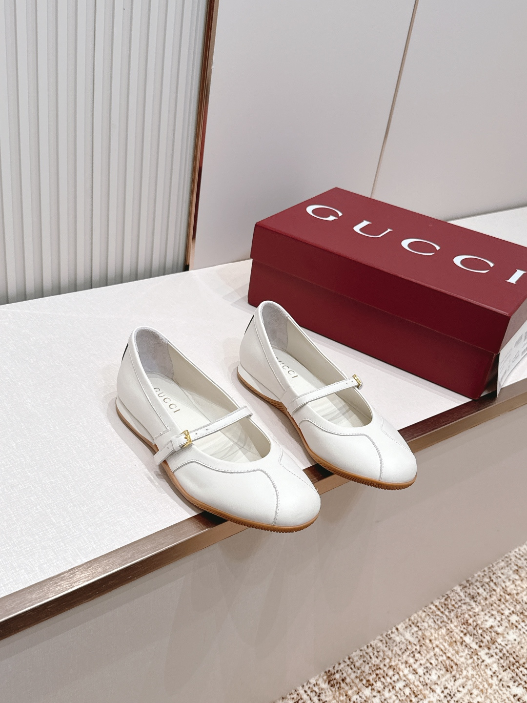 NO:819548,Top version of Gucci Gucci 26 new single shoes Mary Jane ballet shoes, versatile last shape and slim feet yyds. Three-dimensional and full shape, comfortable on the feet, full of aura, and original material design style. The leather surface is high-end and elegant, and the details are perfect and trendy. The upper is cowhide, the lining is cowhide, and the feet are padded!  Original mold outsole Size: 35-40, ballet shoes, gucci, gucci, mary jane, cowhide19860909顶版Gucci 古驰26新款单鞋玛丽珍芭蕾舞鞋 楦型百搭瘦脚yyds.造型立体饱满,上脚舒适 气场十足,对原版材质 设计风格 皮面高级又优雅,细节完美 炫 潮. 鞋面牛布 牛皮里、垫脚！原版模具大底 Size: 35-40,芭蕾舞鞋,gucci,gucci,mary jane,cowhide,Women's Shoes
