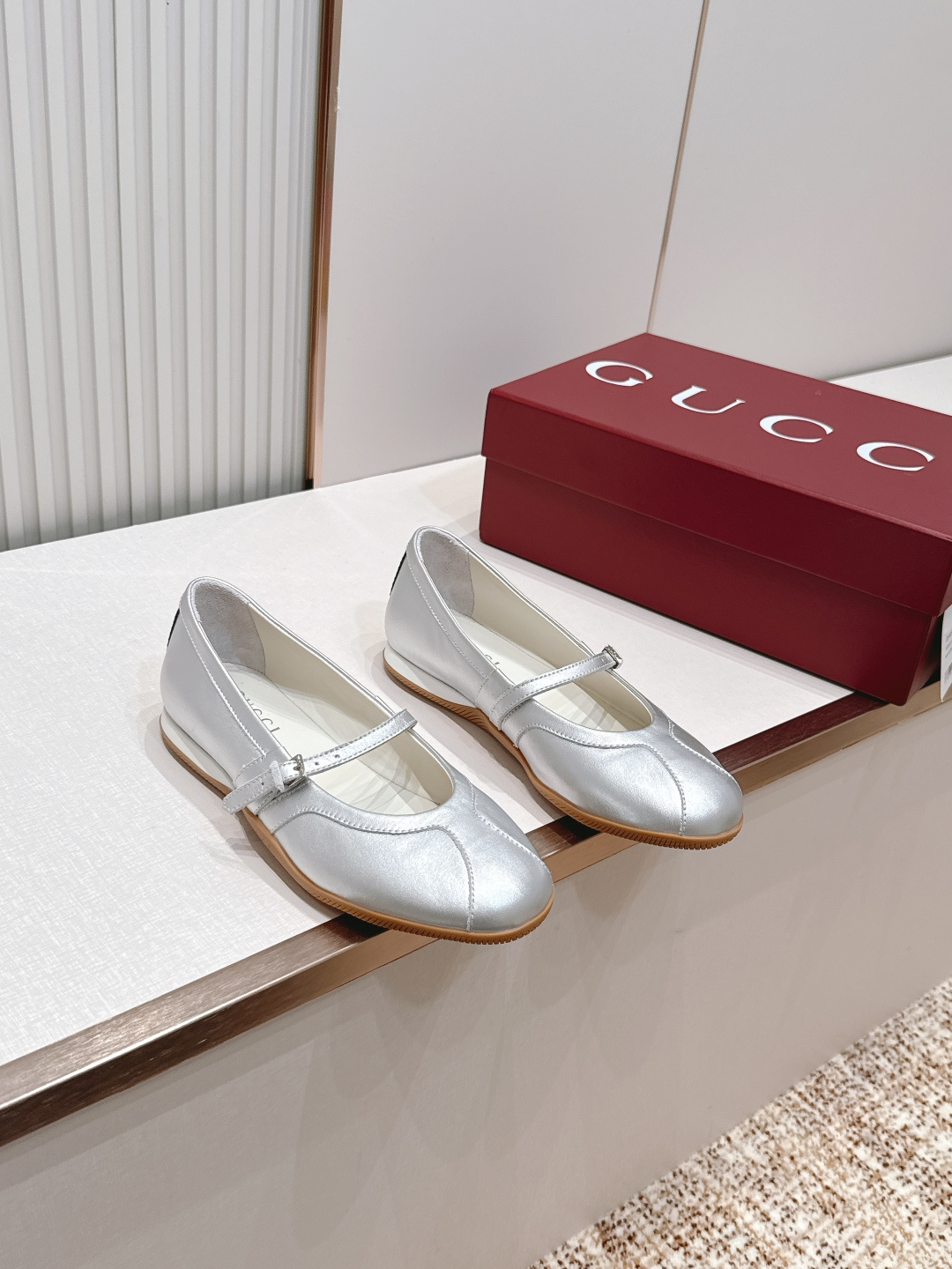 NO:819554,Top version of Gucci Gucci 26 new single shoes Mary Jane ballet shoes, versatile last shape and slim feet yyds. Three-dimensional and full shape, comfortable on the feet, full of aura, and original material design style. The leather surface is high-end and elegant, and the details are perfect and trendy. The upper is cowhide, the lining is cowhide, and the feet are padded!  Original mold outsole Size: 35-40, ballet shoes, gucci, gucci, mary jane, cowhide19860909顶版Gucci 古驰26新款单鞋玛丽珍芭蕾舞鞋 楦型百搭瘦脚yyds.造型立体饱满,上脚舒适 气场十足,对原版材质 设计风格 皮面高级又优雅,细节完美 炫 潮. 鞋面牛布 牛皮里、垫脚！原版模具大底 Size: 35-40,芭蕾舞鞋,gucci,gucci,mary jane,cowhide,Women's Shoes