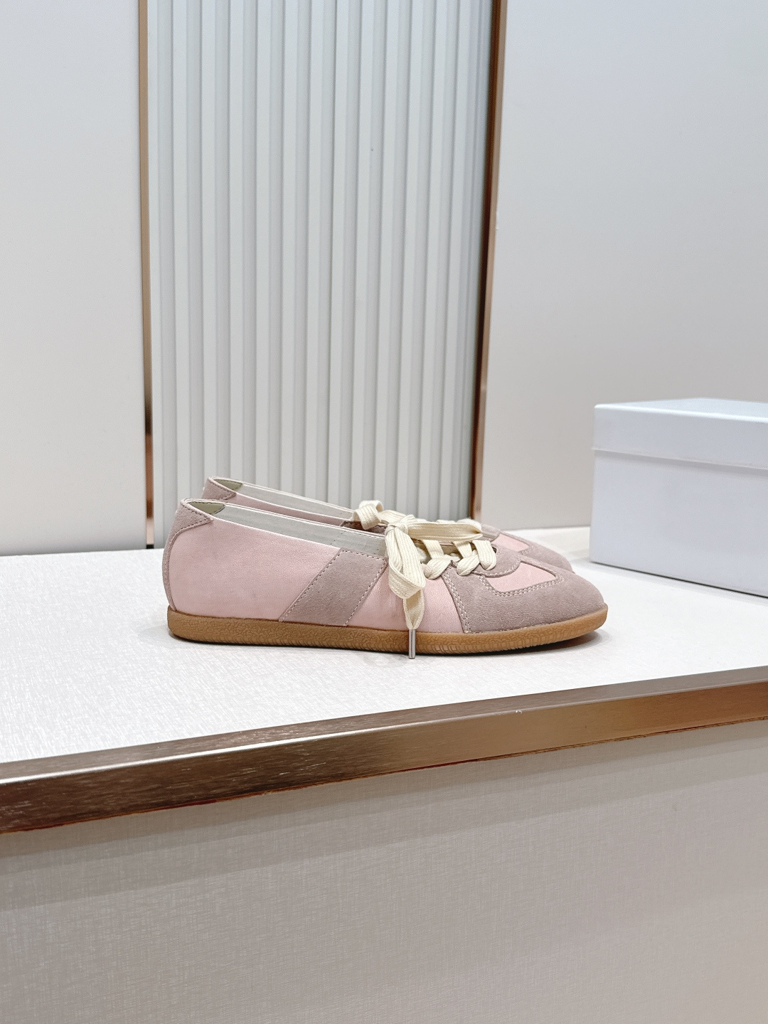 Maison Margiela 26ss夏季新款芭蕾德训鞋  .玛吉拉mm6芭蕾风德训鞋，以品牌标志性的