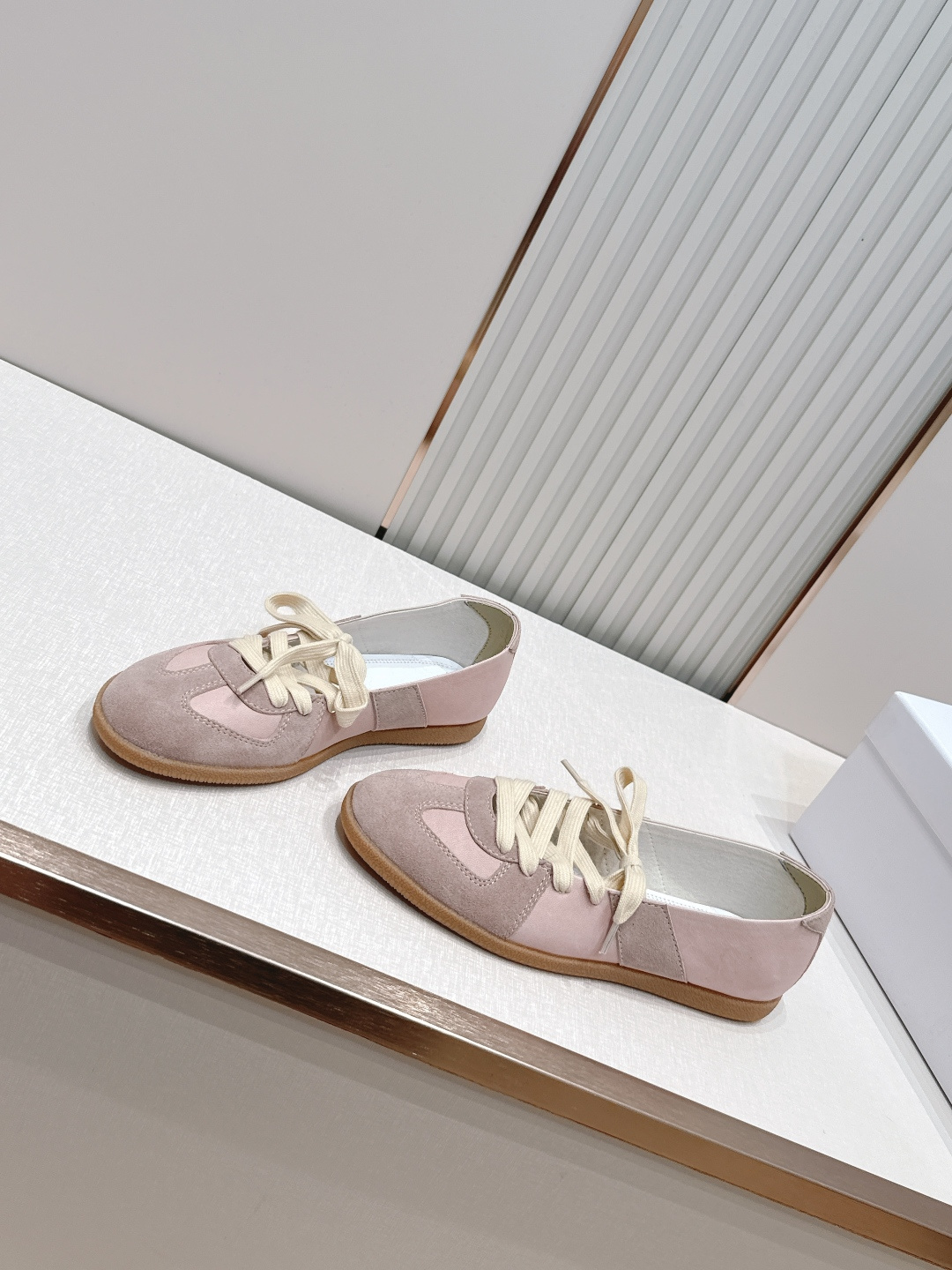 Maison Margiela 26ss夏季新款芭蕾德训鞋  .玛吉拉mm6芭蕾风德训鞋，以品牌标志性的