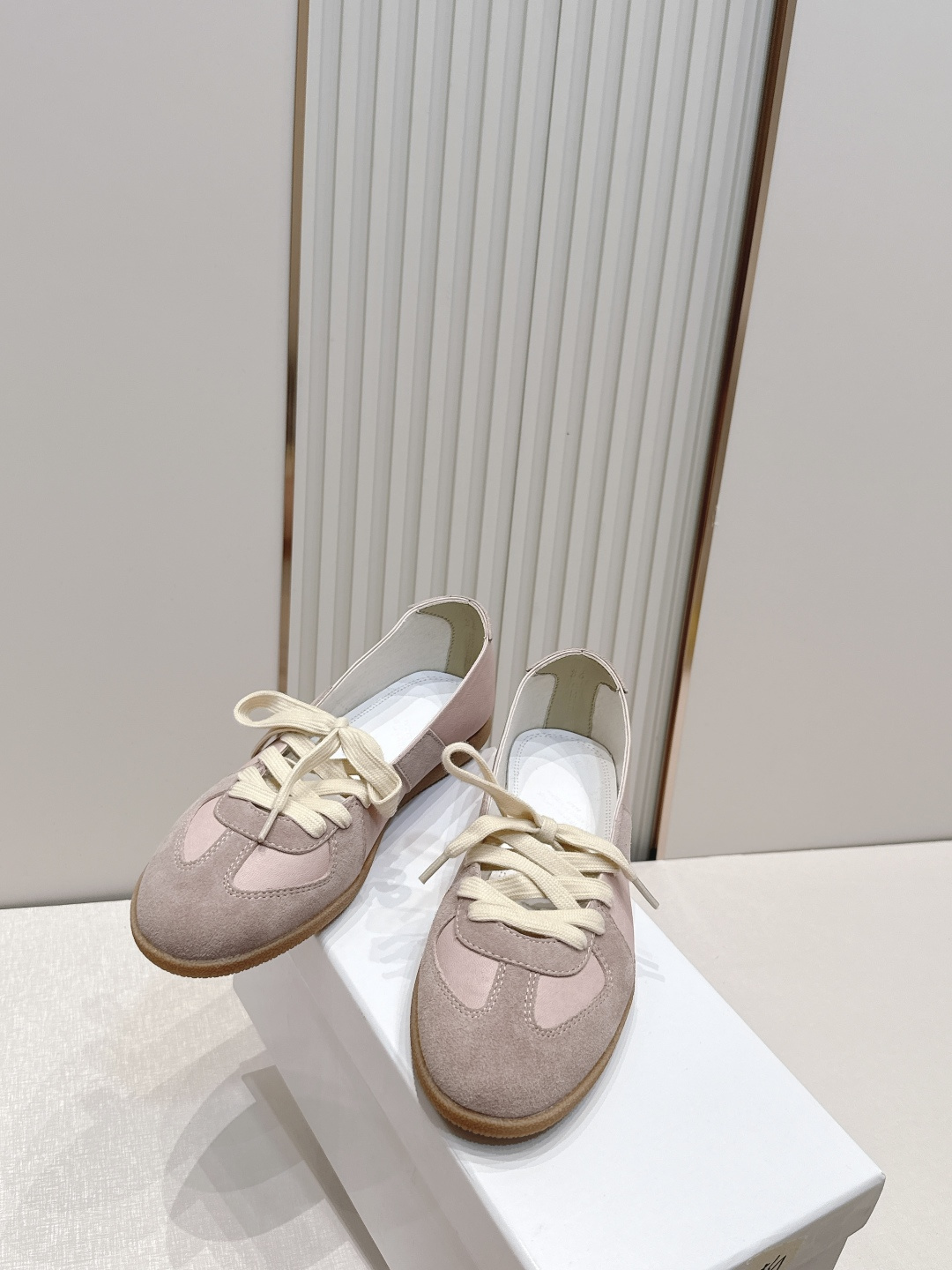 Maison Margiela 26ss夏季新款芭蕾德训鞋  .玛吉拉mm6芭蕾风德训鞋，以品牌标志性的