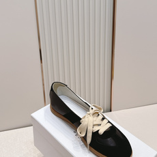 Maison Margiela 26ss夏季新款芭蕾德训鞋 .玛吉拉mm6芭蕾风德训鞋,以品牌标志性的 Maison Margiela 26ss夏季新款芭蕾德训鞋 .玛吉拉mm6芭蕾风德训鞋,以品牌标志性的