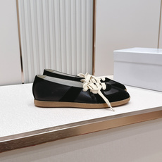 Maison Margiela 26ss夏季新款芭蕾德训鞋 .玛吉拉mm6芭蕾风德训鞋,以品牌标志性的 Maison Margiela 26ss夏季新款芭蕾德训鞋 .玛吉拉mm6芭蕾风德训鞋,以品牌标志性的