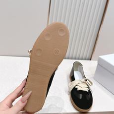 Maison Margiela 26ss夏季新款芭蕾德训鞋 .玛吉拉mm6芭蕾风德训鞋,以品牌标志性的 Maison Margiela 26ss夏季新款芭蕾德训鞋 .玛吉拉mm6芭蕾风德训鞋,以品牌标志性的
