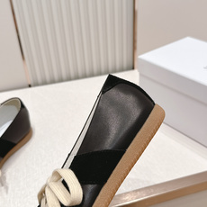 Maison Margiela 26ss夏季新款芭蕾德训鞋 .玛吉拉mm6芭蕾风德训鞋,以品牌标志性的 Maison Margiela 26ss夏季新款芭蕾德训鞋 .玛吉拉mm6芭蕾风德训鞋,以品牌标志性的
