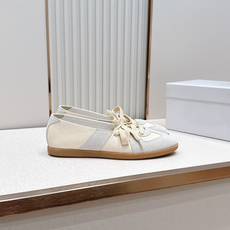 Maison Margiela 26ss夏季新款芭蕾德训鞋 .玛吉拉mm6芭蕾风德训鞋,以品牌标志性的 Maison Margiela 26ss夏季新款芭蕾德训鞋 .玛吉拉mm6芭蕾风德训鞋,以品牌标志性的