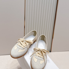 Maison Margiela 26ss夏季新款芭蕾德训鞋 .玛吉拉mm6芭蕾风德训鞋,以品牌标志性的 Maison Margiela 26ss夏季新款芭蕾德训鞋 .玛吉拉mm6芭蕾风德训鞋,以品牌标志性的