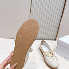 Maison Margiela 26ss夏季新款芭蕾德训鞋 .玛吉拉mm6芭蕾风德训鞋,以品牌标志性的 Maison Margiela 26ss夏季新款芭蕾德训鞋 .玛吉拉mm6芭蕾风德训鞋,以品牌标志性的