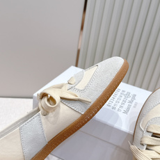 Maison Margiela 26ss夏季新款芭蕾德训鞋 .玛吉拉mm6芭蕾风德训鞋,以品牌标志性的 Maison Margiela 26ss夏季新款芭蕾德训鞋 .玛吉拉mm6芭蕾风德训鞋,以品牌标志性的