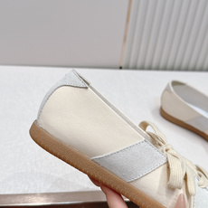 Maison Margiela 26ss夏季新款芭蕾德训鞋 .玛吉拉mm6芭蕾风德训鞋,以品牌标志性的 Maison Margiela 26ss夏季新款芭蕾德训鞋 .玛吉拉mm6芭蕾风德训鞋,以品牌标志性的