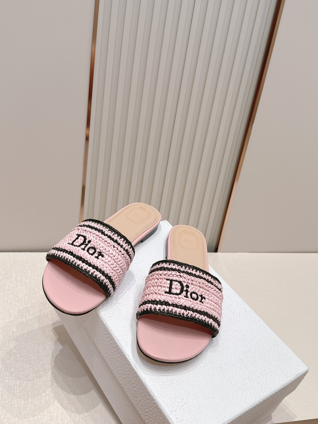 Dior迪奥新款法式拉菲草编织凉拖鞋甄选定制拉菲草手工编织鞋面，肌理细腻透气，边缘撞色包边精致高级，醒目