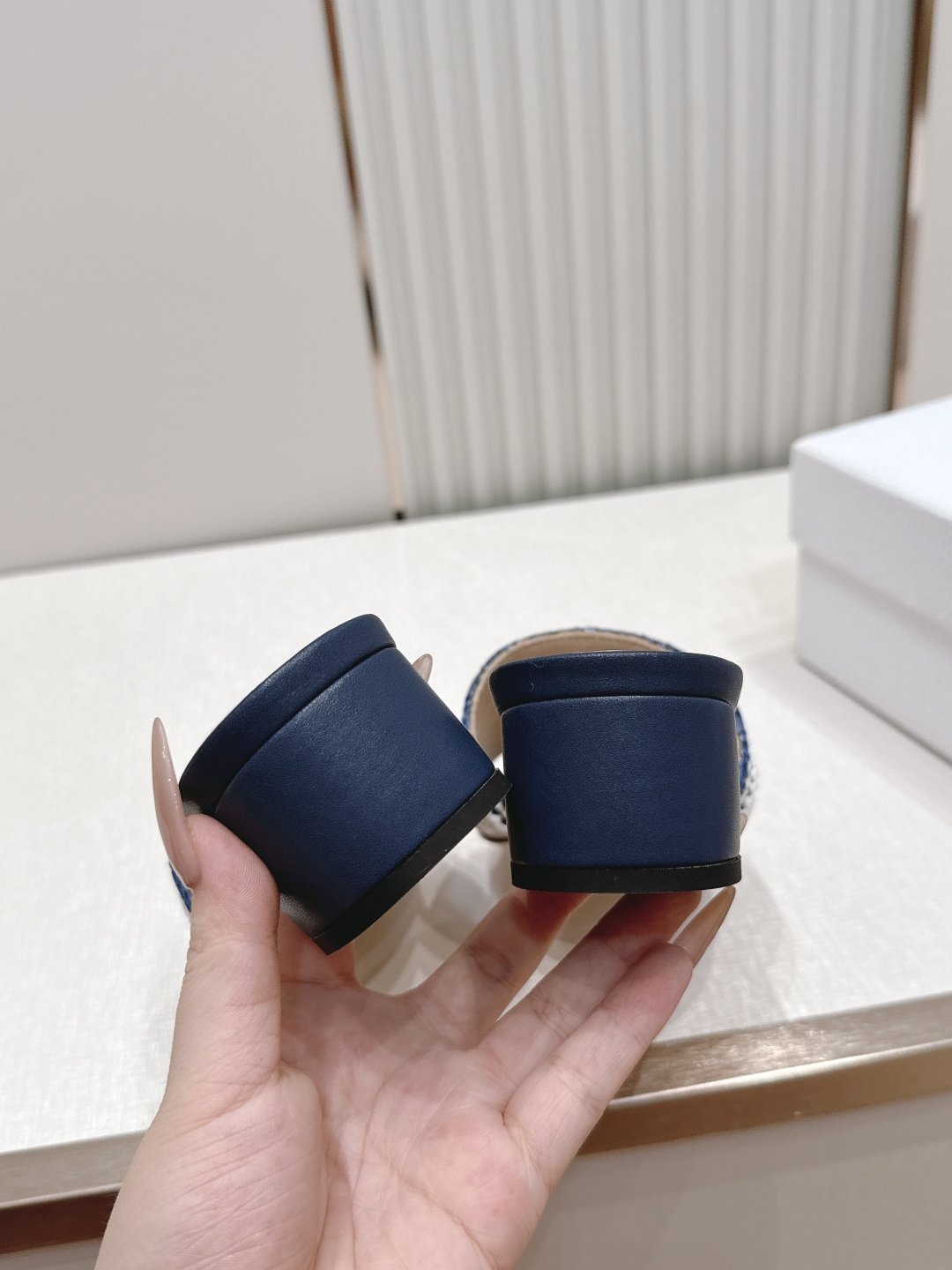 Dior迪奥新款法式拉菲草编织凉拖鞋甄选定制拉菲草手工编织鞋面，肌理细腻透气，边缘撞色包边精致高级，醒目