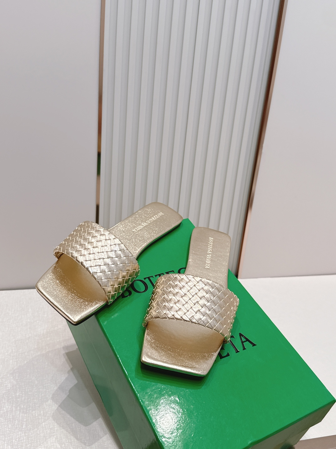 Bv 新款Palazzo旅行平底鞋平底设计 柔软舒适 内置垫脚 云朵般舒适 手工编织花边 镶嵌鞋口 超级