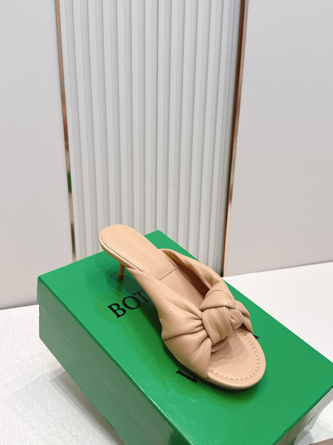 BV Cherry Flat Mule 中跟 舒适羊皮 打结🪢 拖鞋系列   小中跟设计 柔软舒适 内置