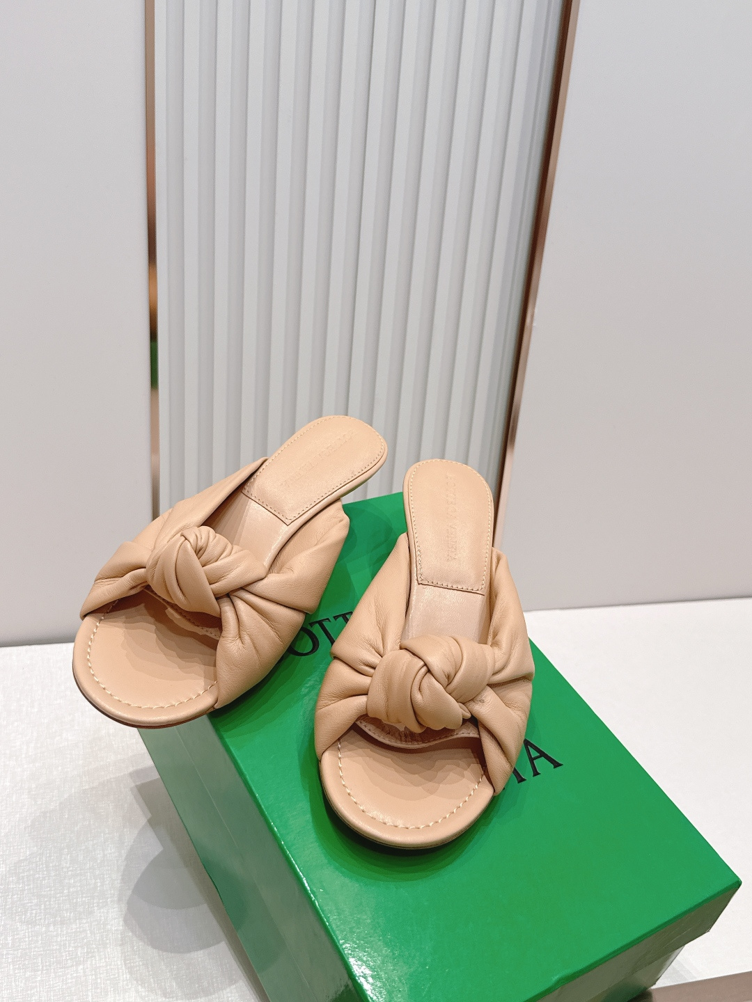 BV Cherry Flat Mule 中跟 舒适羊皮 打结🪢 拖鞋系列   小中跟设计 柔软舒适 内置