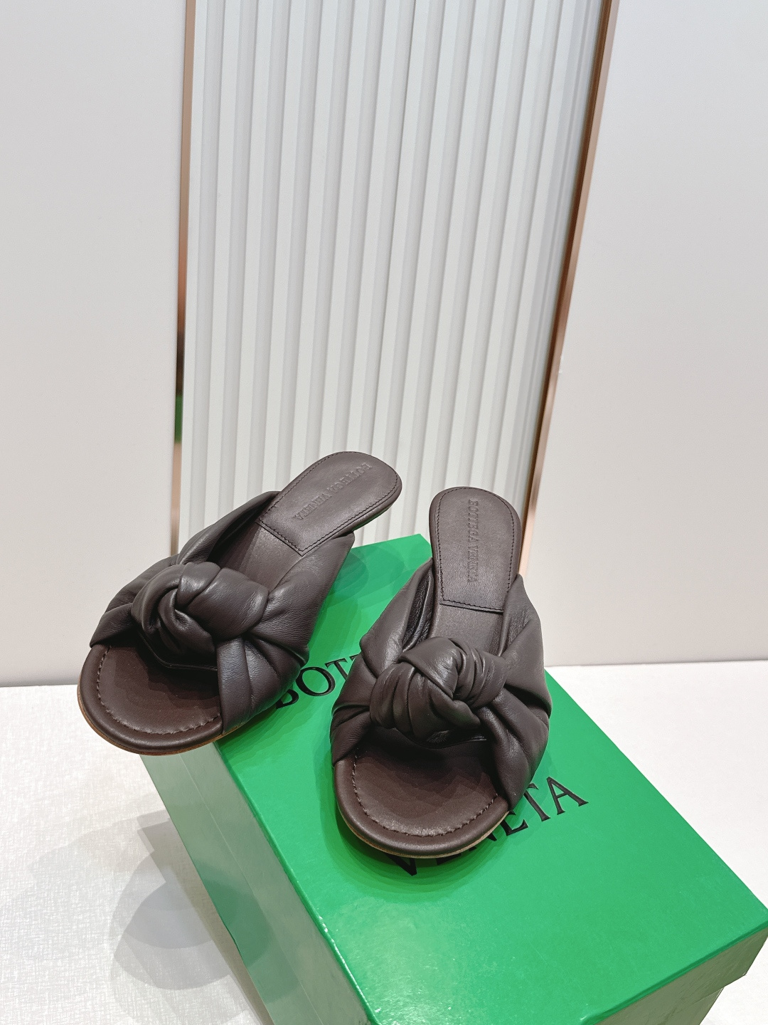 BV Cherry Flat Mule 中跟 舒适羊皮 打结🪢 拖鞋系列   小中跟设计 柔软舒适 内置