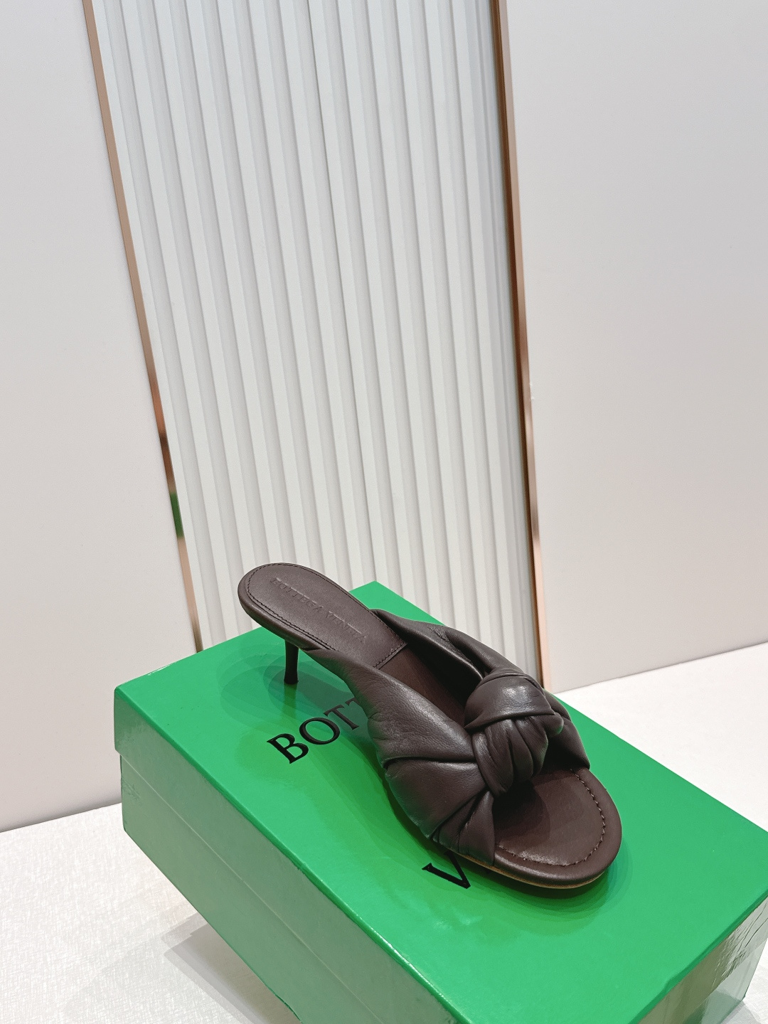 BV Cherry Flat Mule 中跟 舒适羊皮 打结🪢 拖鞋系列   小中跟设计 柔软舒适 内置