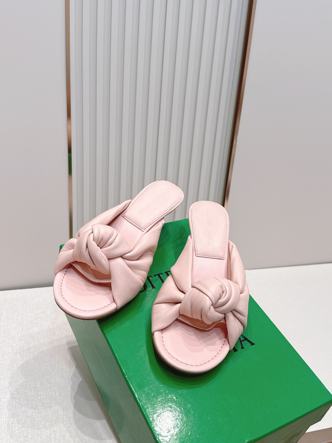BV Cherry Flat Mule 中跟 舒适羊皮 打结🪢 拖鞋系列   小中跟设计 柔软舒适 内置