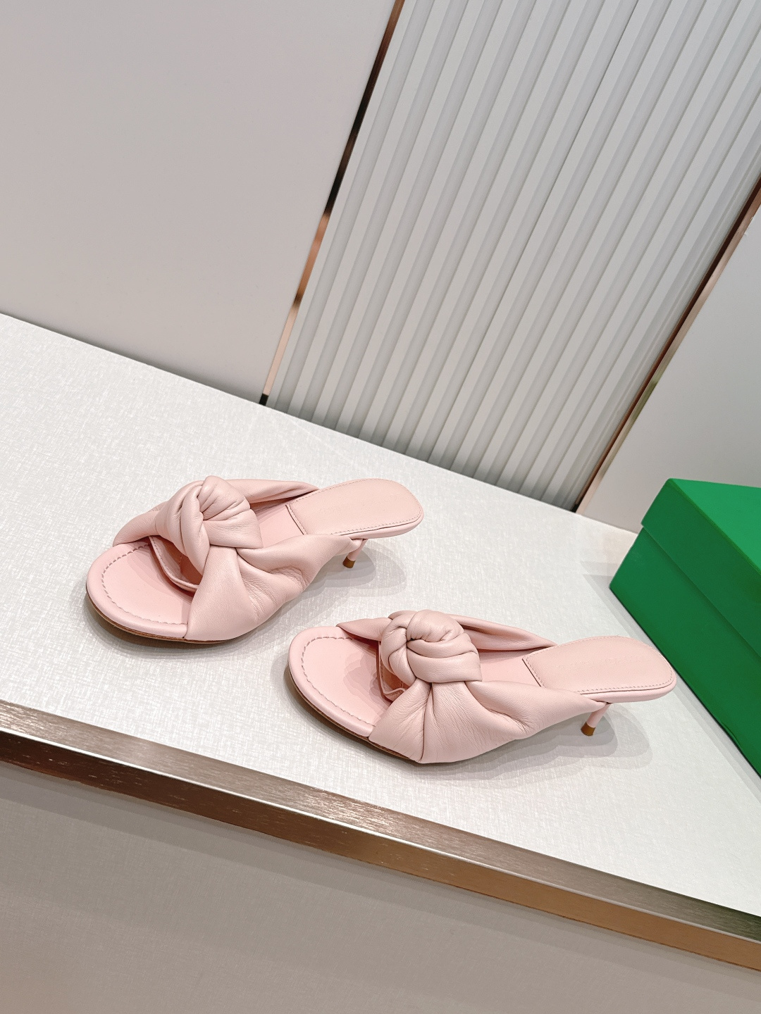 BV Cherry Flat Mule 中跟 舒适羊皮 打结🪢 拖鞋系列   小中跟设计 柔软舒适 内置