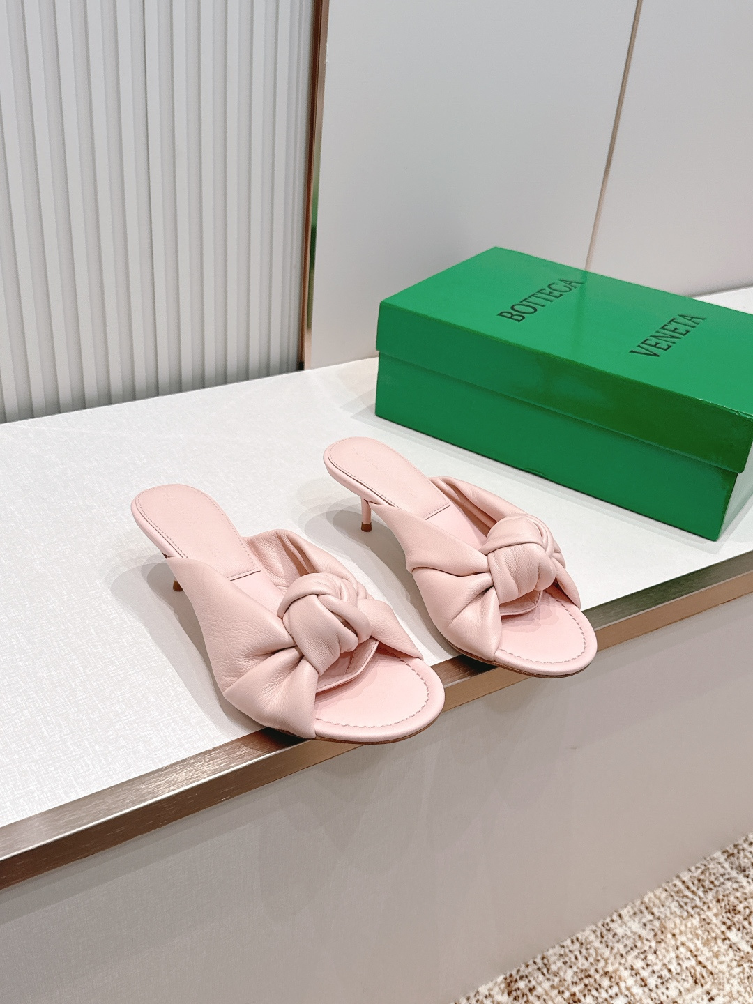 BV Cherry Flat Mule 中跟 舒适羊皮 打结🪢 拖鞋系列   小中跟设计 柔软舒适 内置