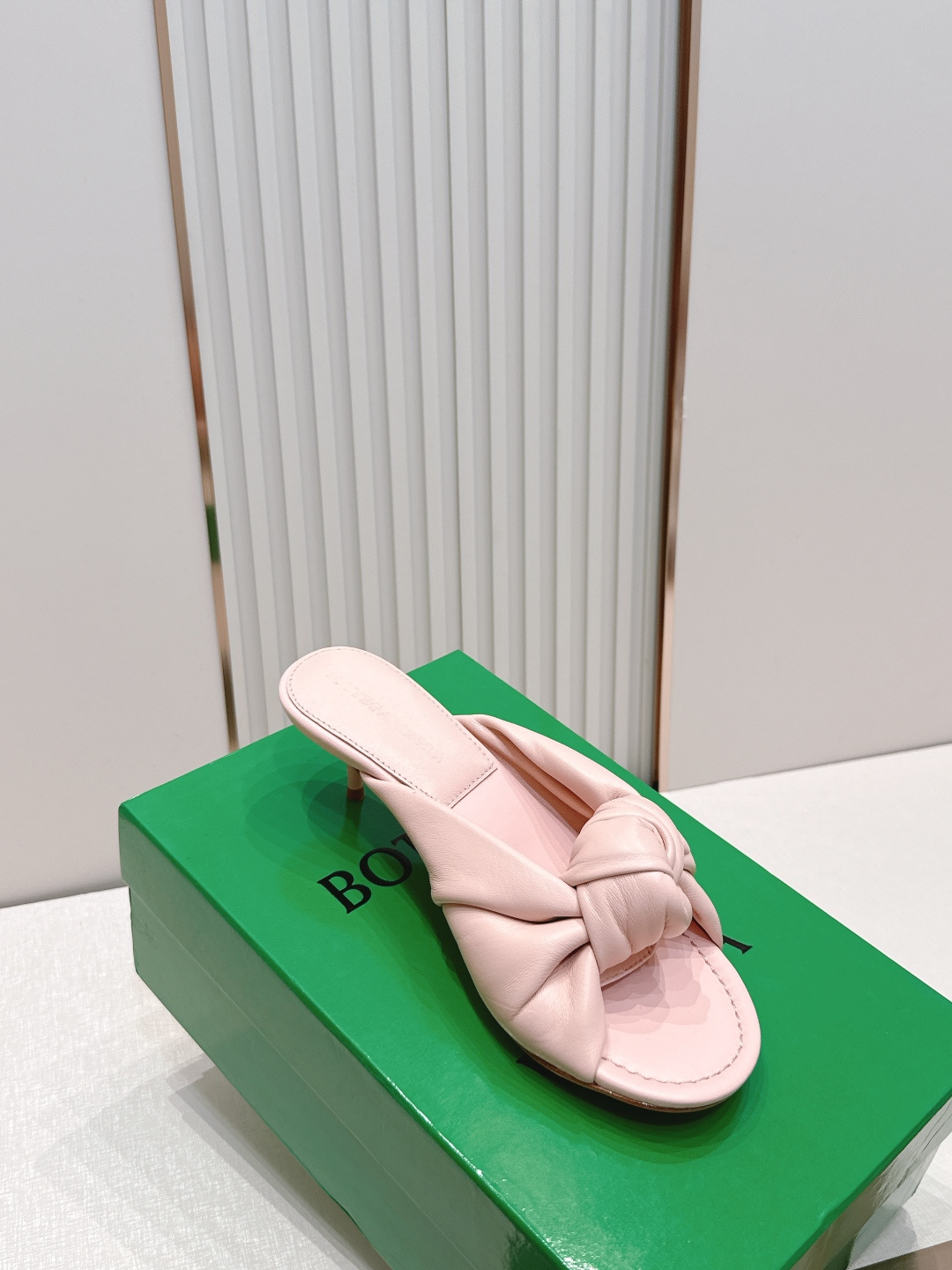 BV Cherry Flat Mule 中跟 舒适羊皮 打结🪢 拖鞋系列   小中跟设计 柔软舒适 内置