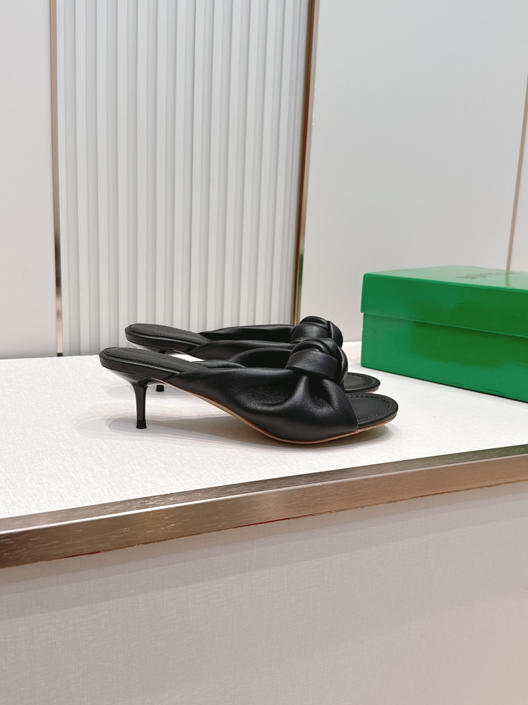 BV Cherry Flat Mule 中跟 舒适羊皮 打结🪢 拖鞋系列   小中跟设计 柔软舒适 内置