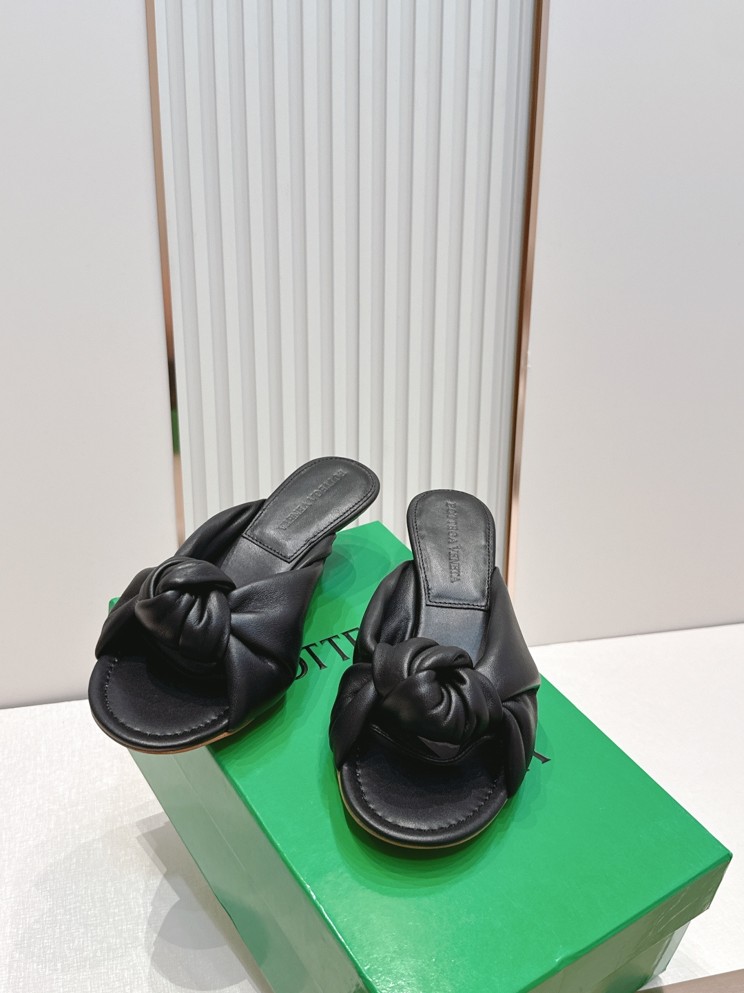 BV Cherry Flat Mule 中跟 舒适羊皮 打结🪢 拖鞋系列   小中跟设计 柔软舒适 内置