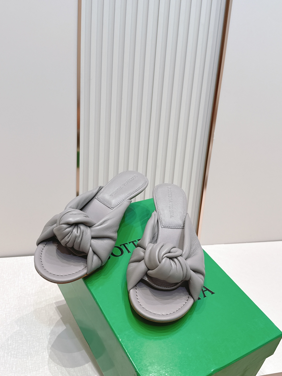 BV Cherry Flat Mule 中跟 舒适羊皮 打结🪢 拖鞋系列   小中跟设计 柔软舒适 内置