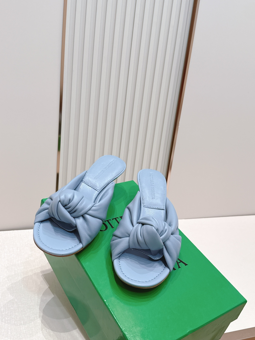 BV Cherry Flat Mule 中跟 舒适羊皮 打结🪢 拖鞋系列   小中跟设计 柔软舒适 内置
