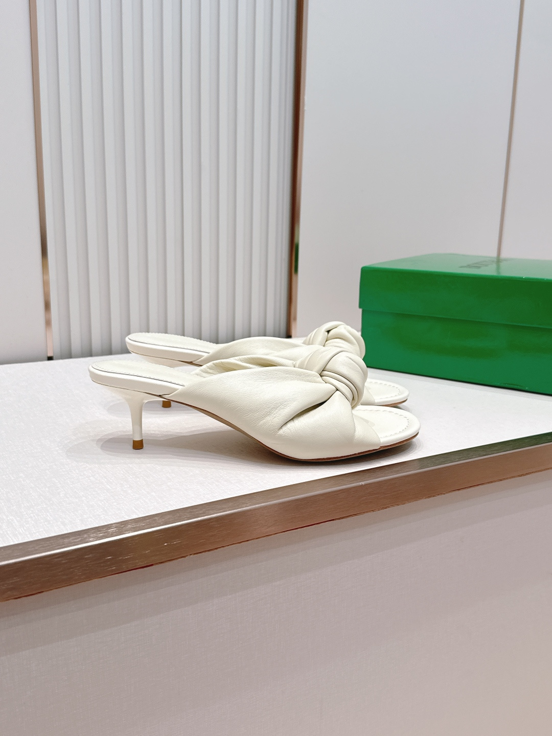 BV Cherry Flat Mule 中跟 舒适羊皮 打结🪢 拖鞋系列   小中跟设计 柔软舒适 内置