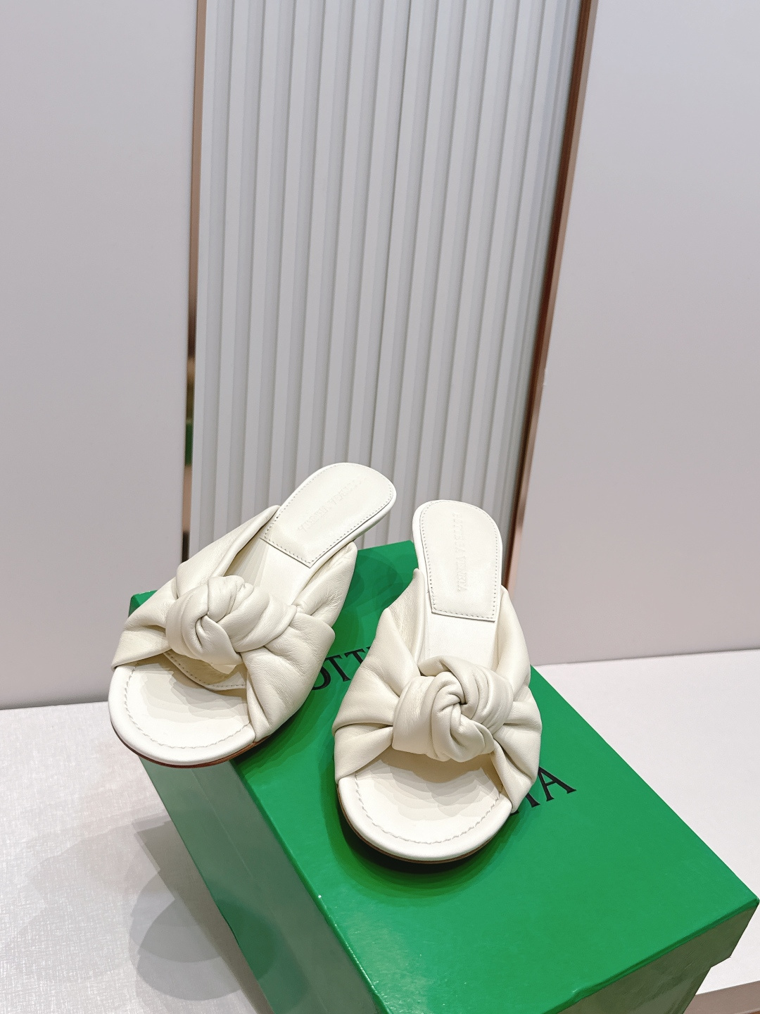 BV Cherry Flat Mule 中跟 舒适羊皮 打结🪢 拖鞋系列   小中跟设计 柔软舒适 内置