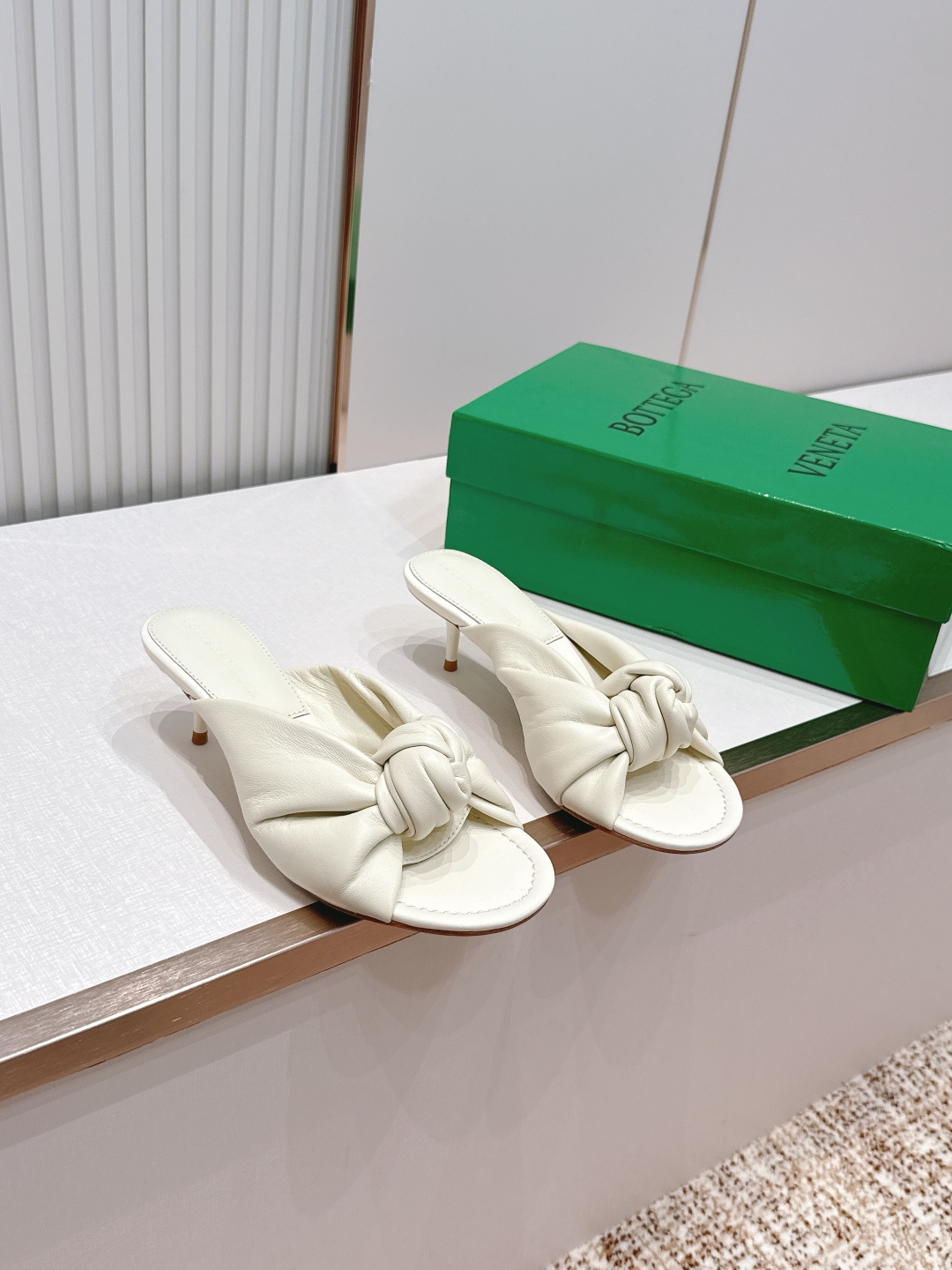 BV Cherry Flat Mule 中跟 舒适羊皮 打结🪢 拖鞋系列   小中跟设计 柔软舒适 内置